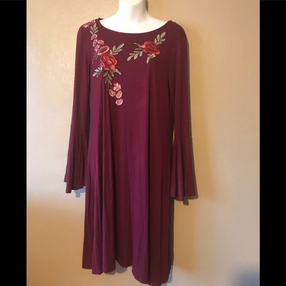 Spense Dresses & Skirts - Spense burgundy dress w/flower